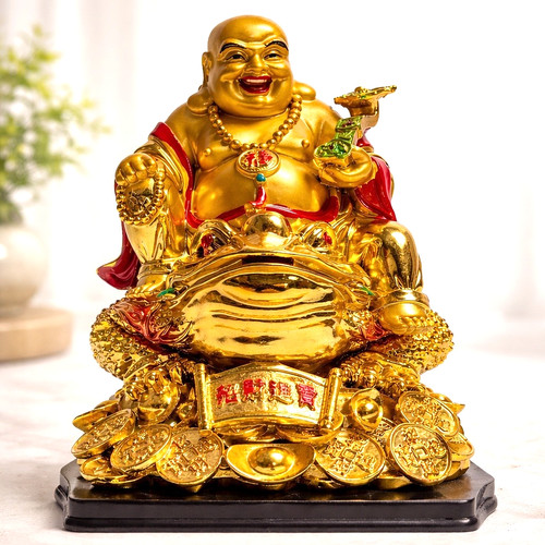 Goldener lachender buddha auf - lachender,