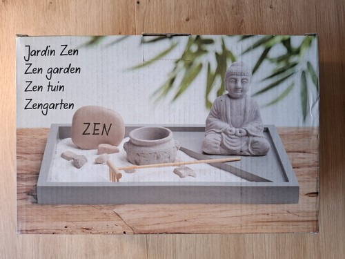 Zen garten mit mönchfigur - mit,